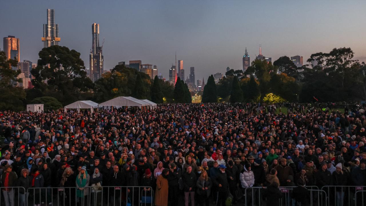 Anzac Day Melbourne: Victorians Turn Out In Force For Services | Herald Sun