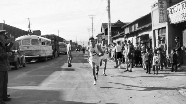 Captain Claude Smeal competing in the marathon relay race between Hiroshima and Kure in 1952.