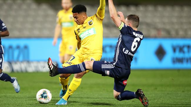Sam Silvera of the Mariners shoots under pressure from Leigh Broxham of Victory Picture: Getty Images