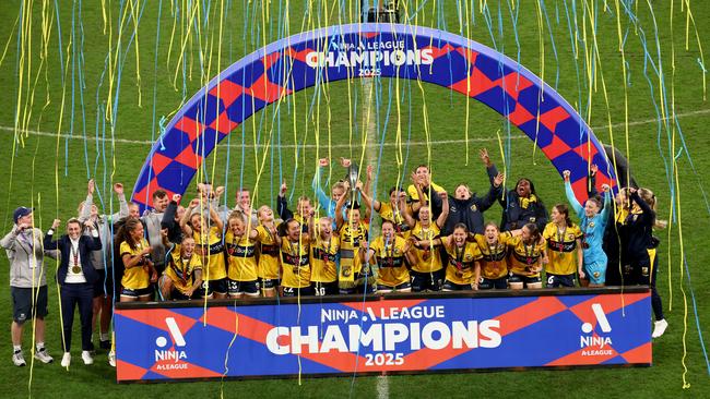 The Mariners hold aloft the Championship Trophy. Picture: Graham Denholm/Getty Images