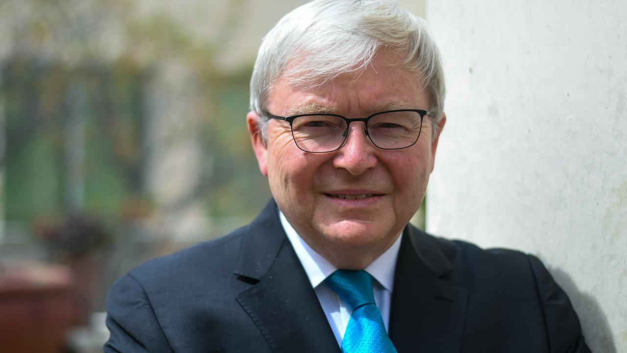 Handball ‘King’ Kevin Rudd schools the kids on the court | The Courier Mail