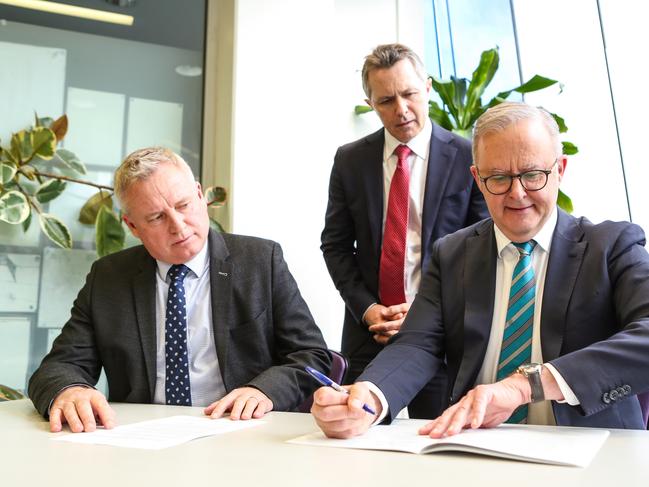 LAUNCESTON, AUSTRALIA - NewsWire Photos - 25 SEPTEMBER, 2024: Prime Minister Anthony Albanese (R), Tasmanian Premier Jeremy Rockliff (L) and Federal Health Minister Jason Clare sign a deal at the Launceston General Hospital. Picture: NewsWire / Patrick Gee