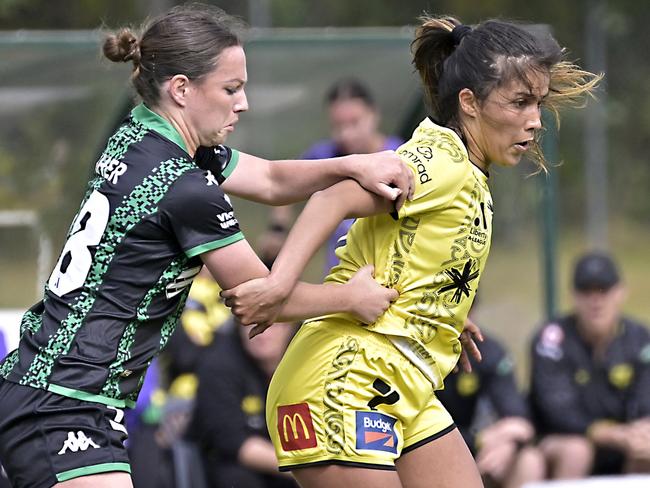 WELLINGTON, NEW ZEALAND - NOVEMBER 12: Chloe Knott of the Phoenix and Grace Maree Teninson Maher of Western United compete for the ball during the A-League Women round four match between Wellington Phoenix and Western United at Jerry Collins Stadium, on November 12, 2023, in Wellington, New Zealand. (Photo by Masanori Udagawa/Getty Images)