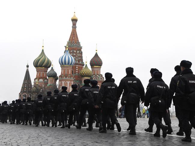 TOPSHOT - Russian police officers patrol on the Red Square in central Moscow on April 2, 2017, as Russian opposition promised protests after police detained hundreds of people during anti-corruption rallies. Russsian President Vladimir Putin on March 30 insisted that participants in unauthorised protests must be punished after anti-corruption rallies across the country at the weekend ended in mass arrests. More than 1,000 people were arrested in Moscow on March 26 during an anti-corruption protest, one of the largest unauthorised rallies to take place during Putin's 17 years in power as president or prime minister. / AFP PHOTO / VASILY MAXIMOV