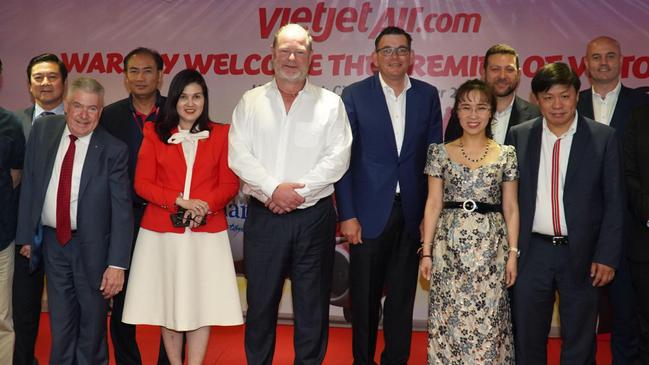 Dan Andrews (fifth from right) standing next to VietJet president and CEO Nguyen Thi Phuong Thao (fourth from right).