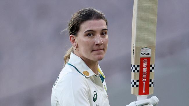 MELBOURNE, AUSTRALIA - JANUARY 31: Annabel Sutherland of Australia thanks fans as she leaves the field after being dismissed by Ryana MacDonald-Gay of England during day two of the Women's Ashes Test Match between Australia and England at Melbourne Cricket Ground on January 31, 2025 in Melbourne, Australia. (Photo by Daniel Pockett/Getty Images)