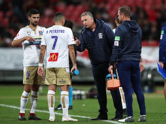 SYDNEY, AUSTRALIA - NOVEMBER 23: Jets head coach Ernie Merrick speaks to players during the round five A-League match between the Western Sydney Wanderers and the Newcastle Jets at Spotless Stadium on November 23, 2018 in Sydney, Australia. (Photo by Matt King/Getty Images)