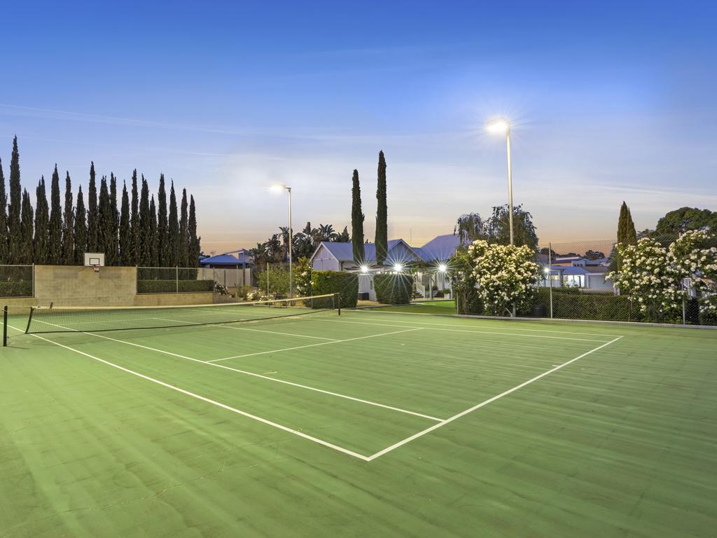 Look at that tennis court – so lush.
