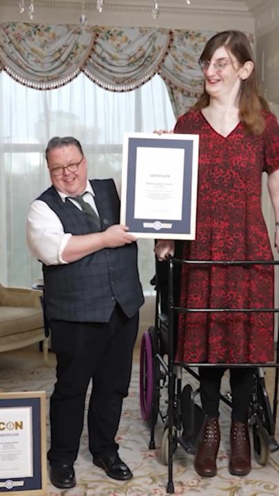 World's tallest and shortest woman meet each other