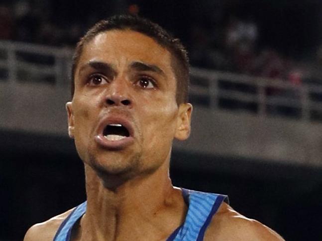 USA's Matt Centrowitz crosses the finish line ahead of silver medallist Algeria's Taoufik Makhloufi and bronze medallist New Zealand's Nick Willis in the Men's 1500m Final during the athletics event at the Rio 2016 Olympic Games at the Olympic Stadium in Rio de Janeiro on August 20, 2016.   / AFP PHOTO / Adrian DENNIS