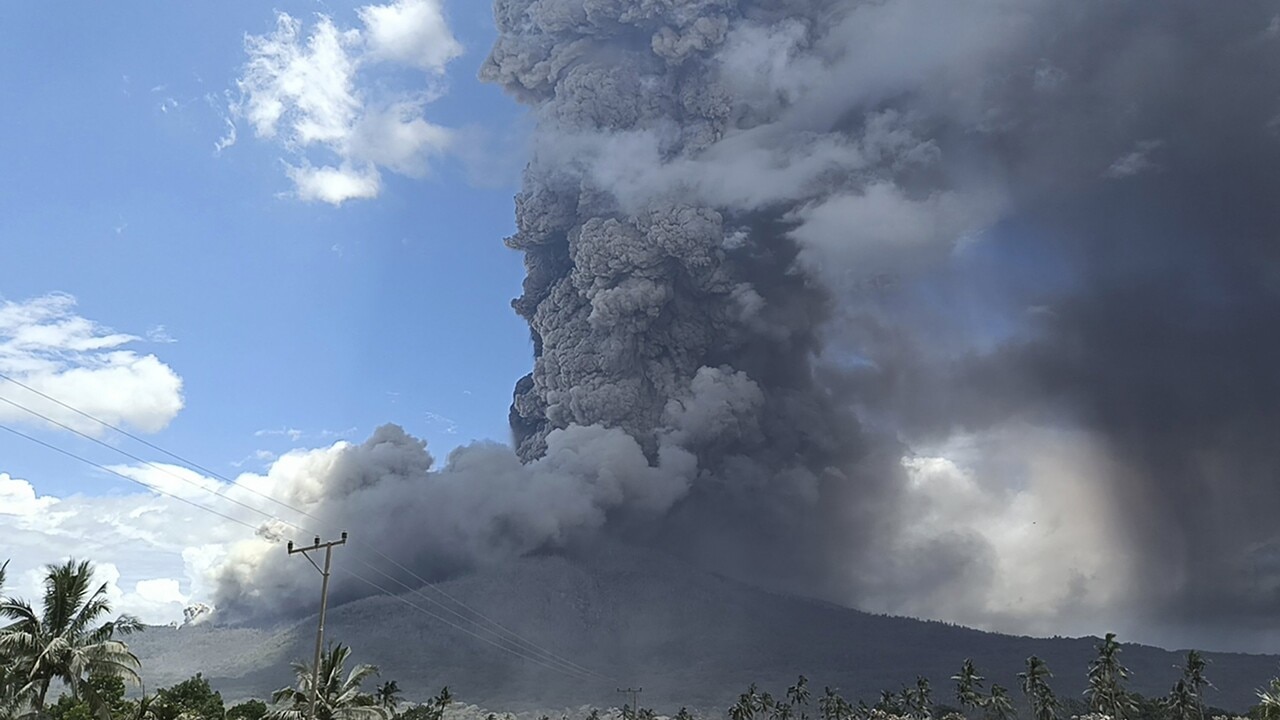 Flights to and from Bali cancelled after volcanic eruption