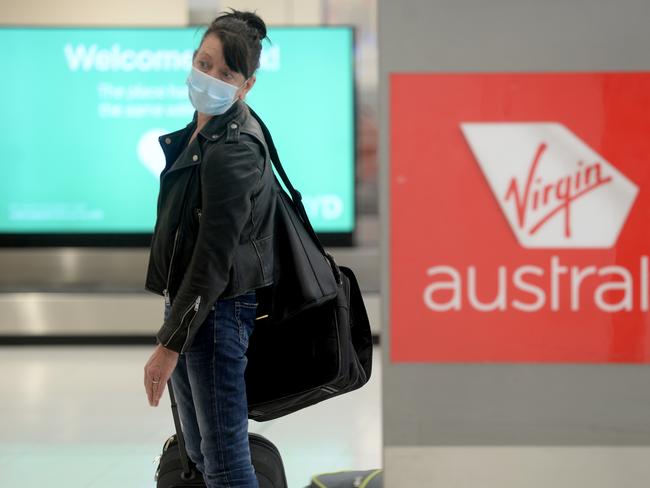 SYDNEY, AUSTRALIA - NewsWire Photos JULY 7. Passengers from Melbourne claim their baggage at the carousel at Sydney's domestic airport as the deadline for the closure of the NSW and Victorian borders come in to place today ,Tues, July 7, 2020. Picture: NCA NewsWire / Jeremy Piper