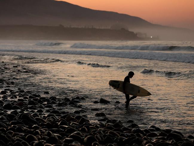 SAN CLEMENTE, CALIFORNIA - SEPTEMBER 09: A surfer enters the water prior to the start of the 2023 Rip Curl WSL Finals at Lower Trestles on September 09, 2023 in San Clemente, California.   Sean M. Haffey/Getty Images/AFP (Photo by Sean M. Haffey / GETTY IMAGES NORTH AMERICA / Getty Images via AFP)