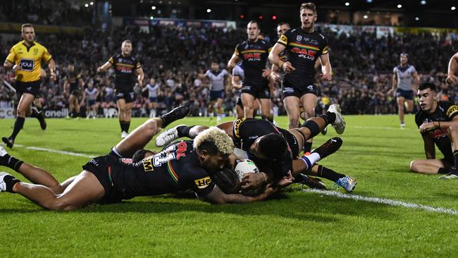 Viliame Kikau’s effort to stop Justin Olam from scoring was inspirational. Picture: Grant Trouville/NRL Photos