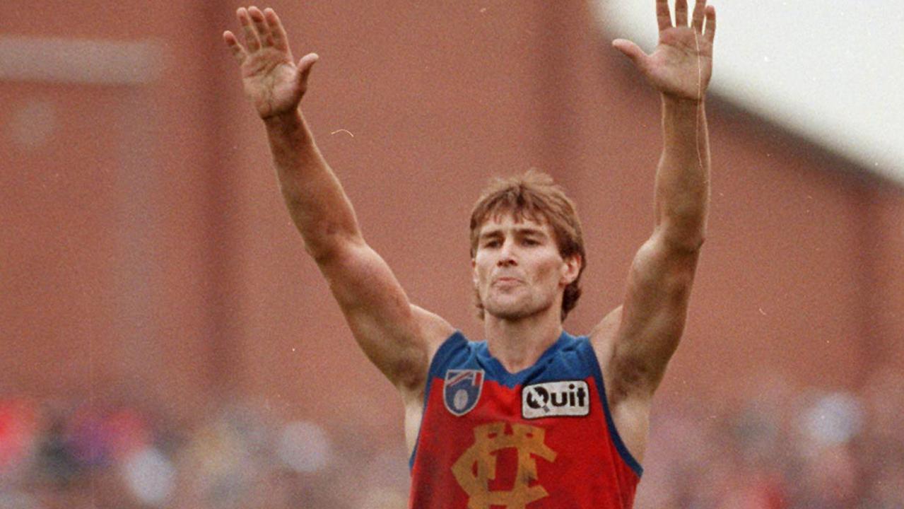 By his final season at Fitzroy, 1993, Alastair Lynch was an All-Australian full-back and kicked 68 goals to lead the Lions’ goal kicking.