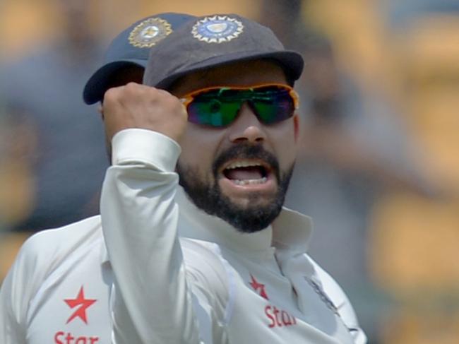 Indian bowler Umesh Yadav (2R) celebrates with captain Virat Kohli (C) and his team mates, the dismissal of Australian captain Steve Smith during the fourth day of the second Test match between India and Australia at The M. Chinnaswamy Stadium in Bangalore on March 7, 2017. / AFP PHOTO / Manjunath KIRAN / ----IMAGE RESTRICTED TO EDITORIAL USE - STRICTLY NO COMMERCIAL USE----- / GETTYOUT