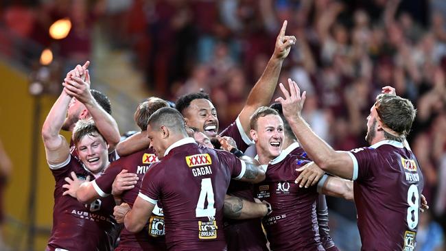 *APAC Sports Pictures of the Week - 2020, November 23* - BRISBANE, AUSTRALIA - NOVEMBER 18: The Queensland players celebrate victory during game three of the State of Origin series between the Queensland Maroons and the New South Wales Blues at Suncorp Stadium on November 18, 2020 in Brisbane, Australia. (Photo by Bradley Kanaris/Getty Images)