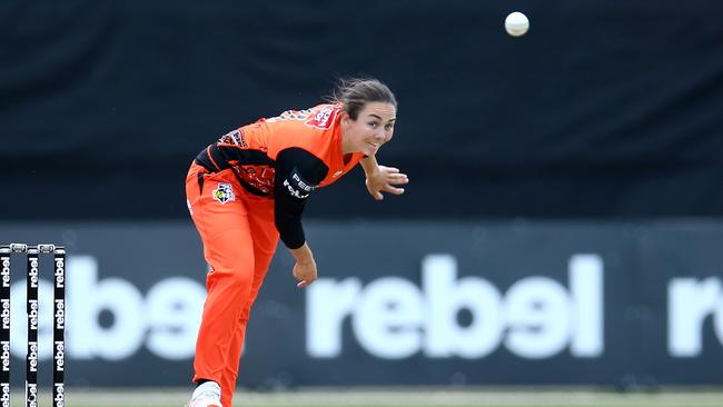 Heather Graham of the Scorchers bowls during the Women's Big Bash League WBBL match between the Perth Scorchers and the Melbourne Renegades at Sydney Showground Stadium, on November 14, 2020, in Sydney, Australia. (Photo by Jason McCawley/Getty Images)