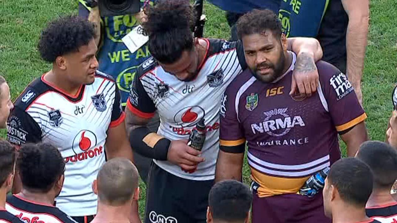 Sam Thaiday is farewelled by the Warriors.