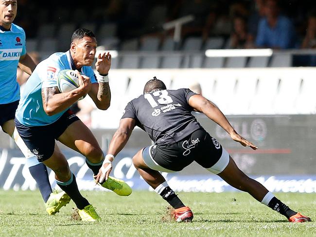 Waratahs Israel Folau (C) runs with the ball during the SuperXV rugby union match between Sharks and Waratahs.