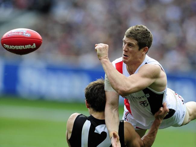 Nick Dal Santo shoots out a handball.