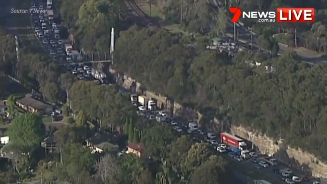 M1 Motorway backed up after serious crash (7 News)