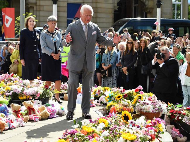 TOPSHOT - Britain's King Charles III reacts as he views tributes outside Southport Town Hall, during his visit to meet with members of the local community, following the July 29 attack at a childrens' dance party, in Southport, northwest England, on August 20, 2024. Alice Da Silva Aguiar, Bebe King, and Elsie Dot Stancombe were all murdered during the July 29 knife attack at a Taylor Swift-themed dance party that also left another 10 people injured. (Photo by PETER POWELL / AFP)