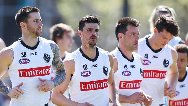 Jeremy Howe (L) and Scott Pendlebury of the Magpies jog a lap during a Collingwood training