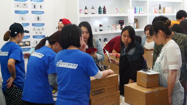 Customers buying up boxes of Bellamy's Organic baby formula from Chinese courier company Chang Jiang on Swanston Street in Melbourne.