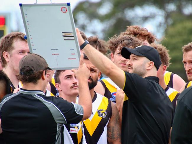 Ashwood coach Michael Decorrado speaks to his players. Picture: SUPPLIED.