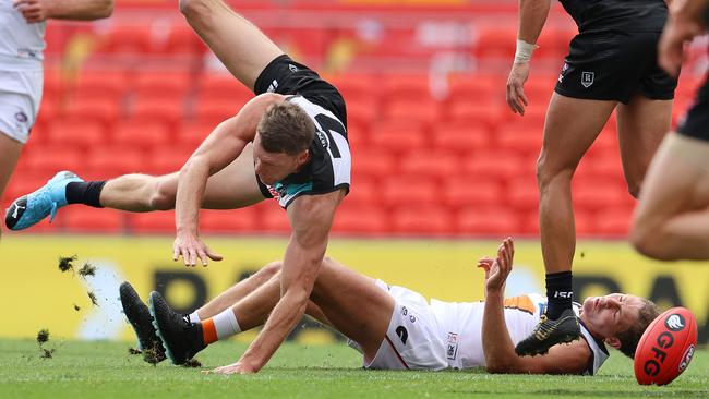 Brad Ebert bumps Giant Harry Perryman in Round 6. Picture: Michael Klein