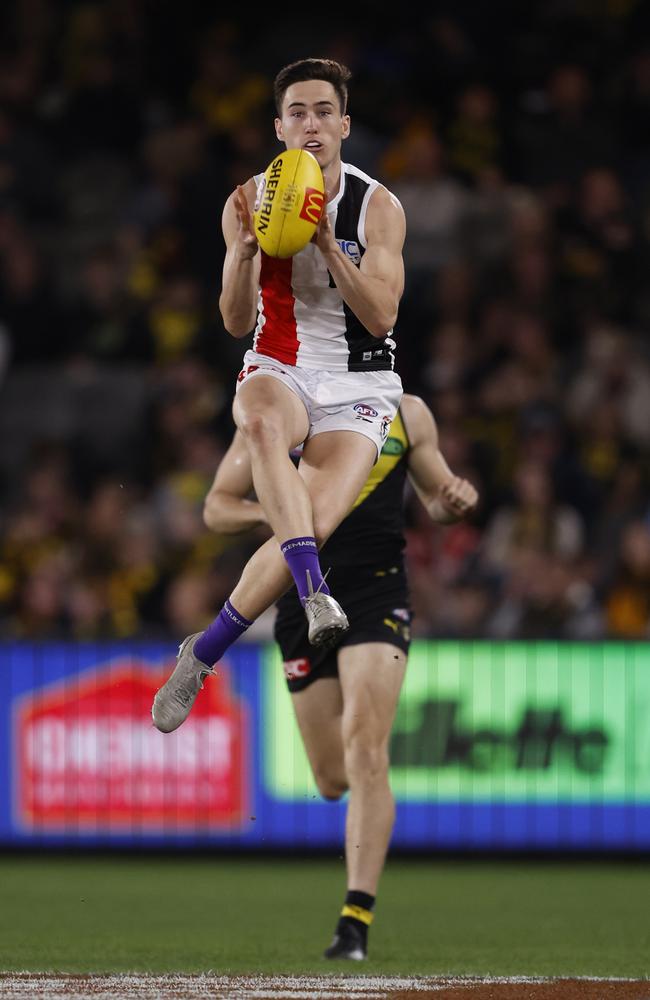 Cooper Sharman takes the ball on the lead. Picture: Darrian Traynor/Getty Images.