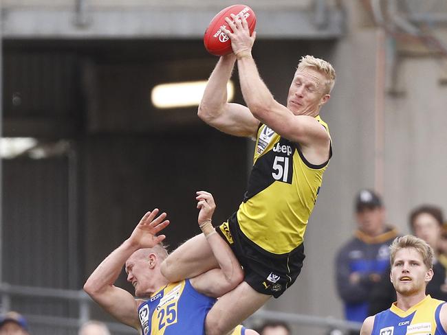 Steve Morris takes a hanger in the VFL grand final. Pic: Daniel Pockett