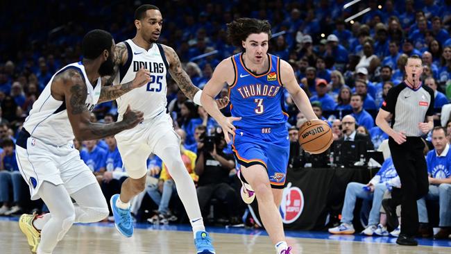 Josh Giddey drives to the basket against the Dallas Mavericks. (Photo by Joshua Gateley/Getty Images)