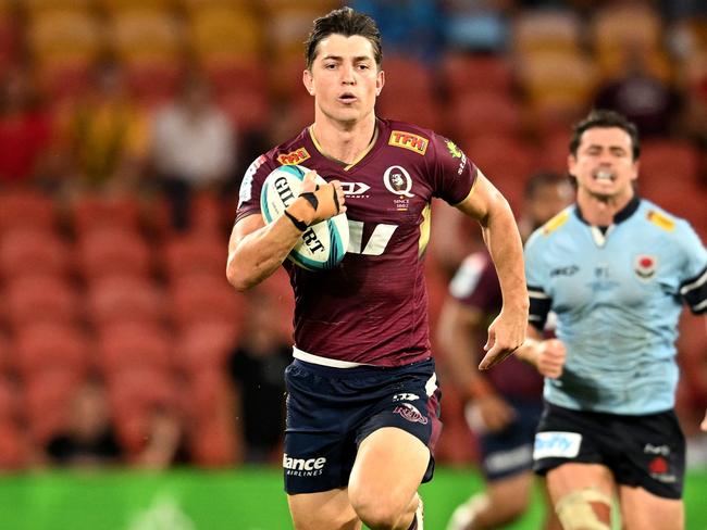 BRISBANE, AUSTRALIA - MARCH 26: Jock Campbell of the Reds breaks away to score a try during the round six Super Rugby Pacific match between the Queensland Reds and the NSW Waratahs at Suncorp Stadium on March 26, 2022 in Brisbane, Australia. (Photo by Dan Peled/Getty Images)