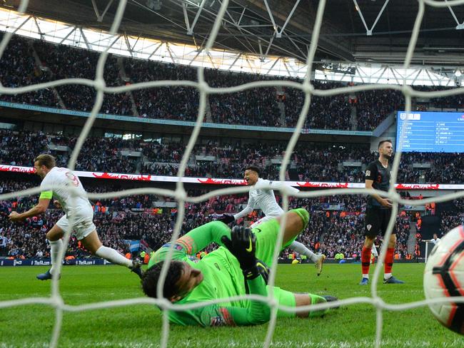 England's striker Harry Kane (L) celebrates after his shot beats Croatia's goalkeeper Lovre Kalinic (C) for their second goal during the international UEFA Nations League football match between England and Croatia at Wembley Stadium in London on November 18, 2018. - England beat Croatia 2-1 to qualify for the Nations League semi-finals. (Photo by Ben STANSALL / AFP) / NOT FOR MARKETING OR ADVERTISING USE / RESTRICTED TO EDITORIAL USE