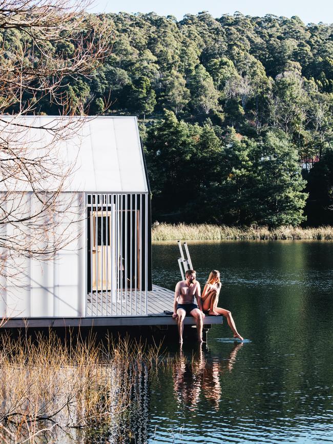 Floating sauna Lake Derby.