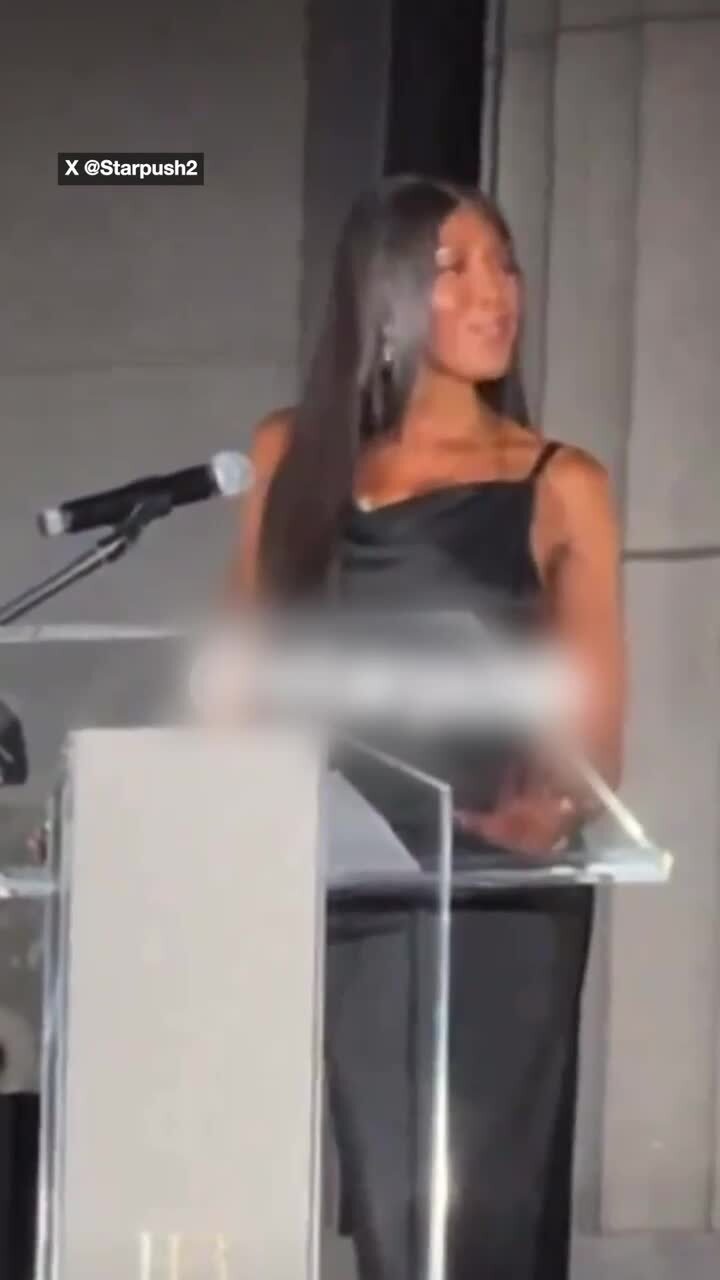 Naomi Campbell throws shade at Vogue Editor Anna Wintour during awkward speech