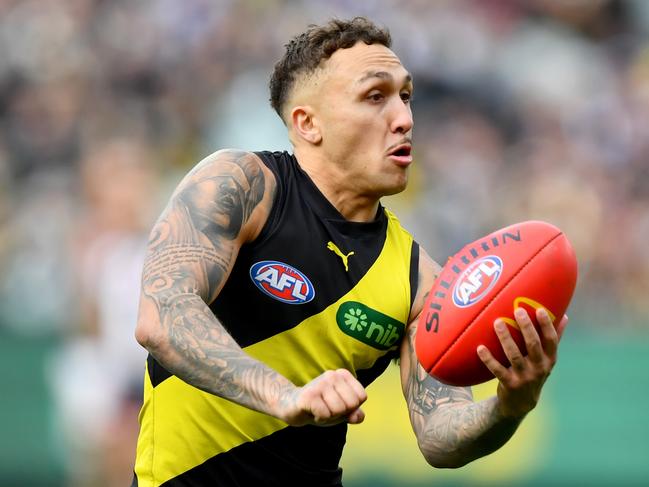 MELBOURNE, AUSTRALIA - JULY 28: Shai Bolton of the Tigers handballs during the round 20 AFL match between Collingwood Magpies and Richmond Tigers at Melbourne Cricket Ground, on July 28, 2024, in Melbourne, Australia. (Photo by Josh Chadwick/Getty Images)