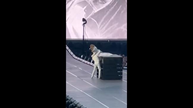 Backup dancer saves Taylor Swift after technical glitch leaves her stranded