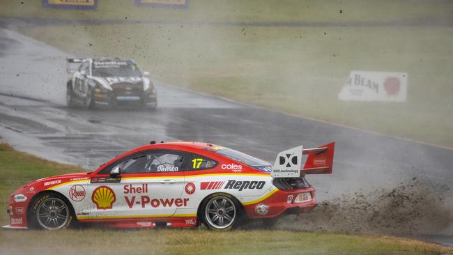 Will Davison spins out in his #17 Shell V-Power Ford Mustang during race 3. Picture: Getty Images