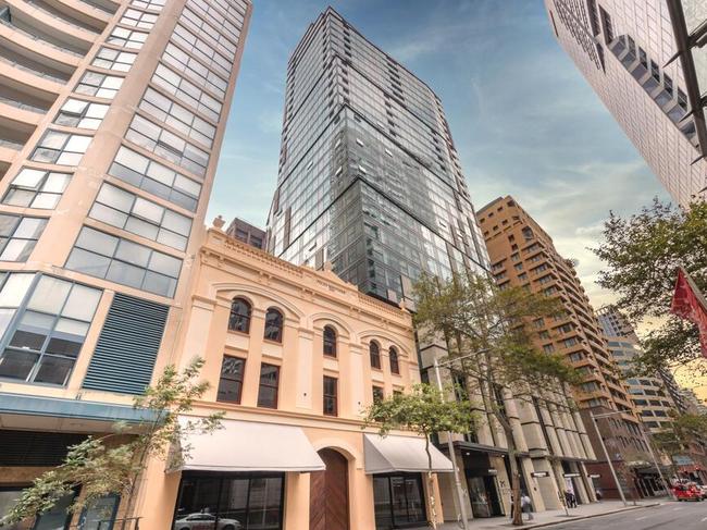 Australian in lockdown at the Meriton Suites in Sussex Street, Sydney, have complained about the smell of smoke and a perfume-like odour travelling into their room.