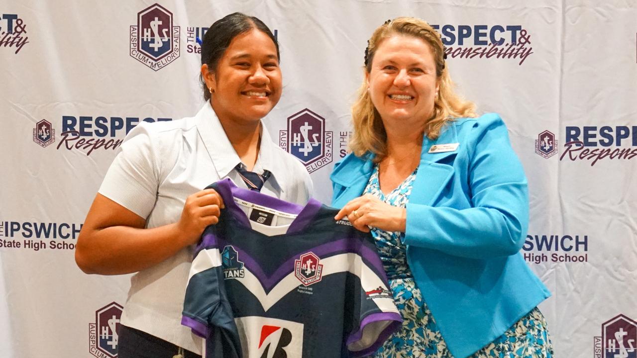 Mayor Teresa Harding presenting ISHS Girls Open Captains jersey to Sky-Yvette Faimalie.