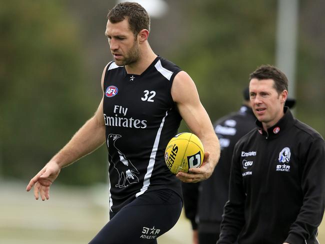 Craig McRae working with Travis Cloke in his previous stint at Collingwood.