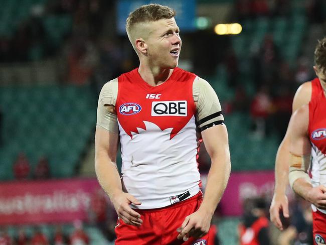 Dejected Dan Hannebery, Josh Kennedy and the Sydney Swans after their AFL Elimination Final loss to the GWS Giants at the SCG. Picture. Phil Hillyard