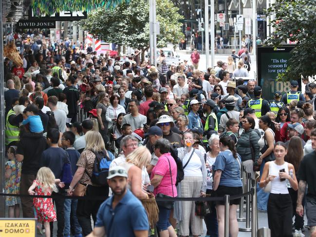 MELBOURNE, AUSTRALIA- NewsWire Photos DECEMBER 24, 2024: Last minute Christmas shopping and festivities in Melbourne CBD. Picture:  NewsWire/ David Crosling