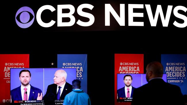 Reporters watch Republican vice presidential candidate JD Vance and Democratic vice presidential candidate Tim Walz participate in a debate at the CBS Broadcast Center on October 1, 2024 in New York City. (Photo by Anna Moneymaker / GETTY IMAGES NORTH AMERICA / Getty Images via AFP)