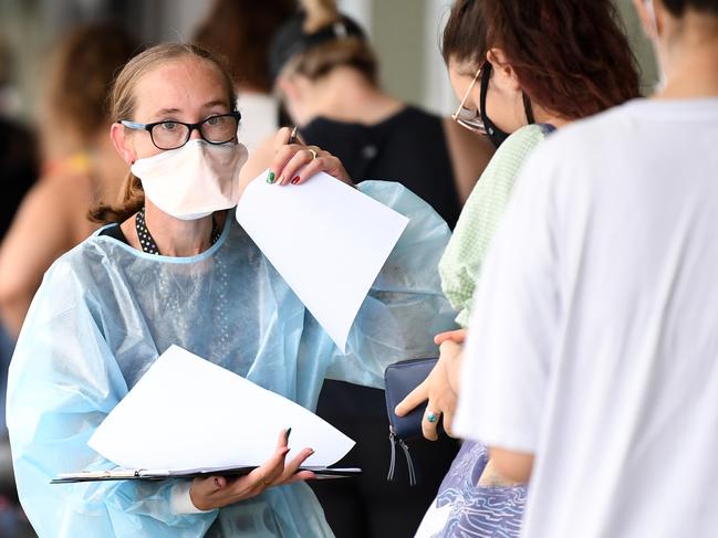 BRISBANE, AUSTRALIA - NewsWire Photos - DECEMBER 23, 2021. , , People line up for a Covid test outside a clinic near the Mater Hospital. Cases in Queensland are still on the rise following the state reaching a first dose vaccination rate of 90 percent yesterday., , Picture: NCA NewsWire / Dan Peled