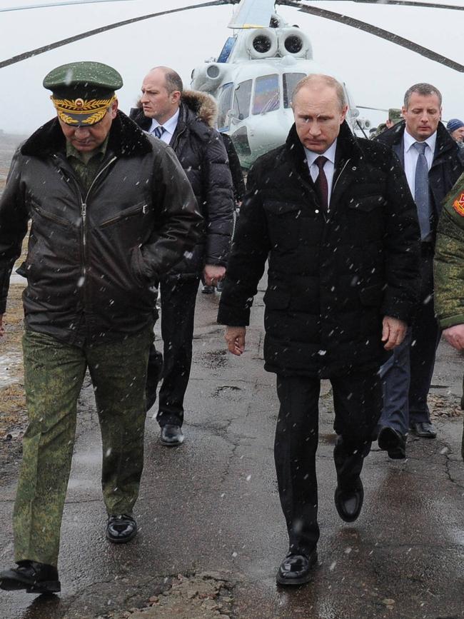 Vladimir Putin (R) and Sergei Shoigu (L)