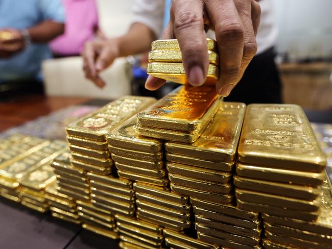 An employee arranges one kilogram gold bars for a photograph at the YLG Bullion International Co. headquarters in Bangkok, Thailand, on Wednesday, Jan. 13, 2016. Thailand's biggest buyer of gold will boost purchases by about 25 percent to 160 tons this year, said chief executive officer Pawan Nawawattanasub. Photographer: Dario Pignatelli/Bloomberg